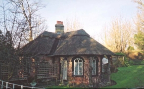 AA09	A pretty little cottage off the A12(T) just south of Darsham Station.