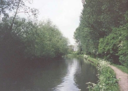 AI17	Looking along the Grand Union Canal.