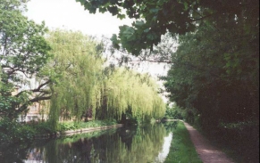 AI18	A view of the Grand Union Canal.