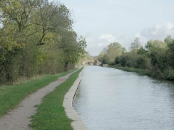 PA270072	A view along the canal to the east of Long Itchington. 