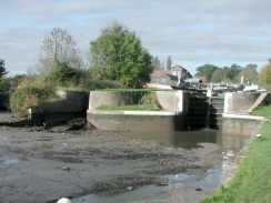 PB040088	The drained lock on the Hatton Flight, complete with boat hulk. 