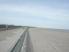 P2090004	The sea wall and beach at Sutton on Sea.