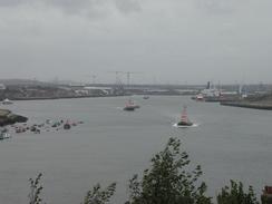 P2002A100054	Two boats making their way down the Tyne. 