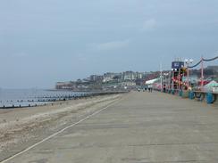 P2002B010041	The sea wall in Hunstanton. 