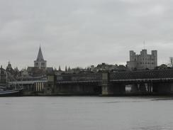 P2002C050028	The cathedral, bridge and castle in Rochester. 