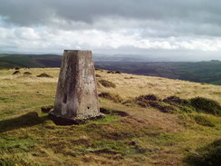 P2005A016879	Ysgwd Ffordd trig pillar.