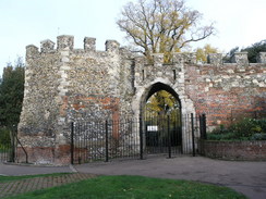 P2005B128033	A gateway leading into Hertford Castle.