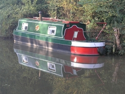 P2005B198364	A boat on the canal between Oddingley and the M5.