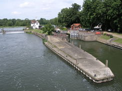 P20066113504	The Thames lock at Goring.