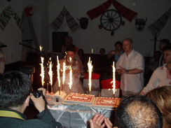 P20067020117	Cutting the cake.