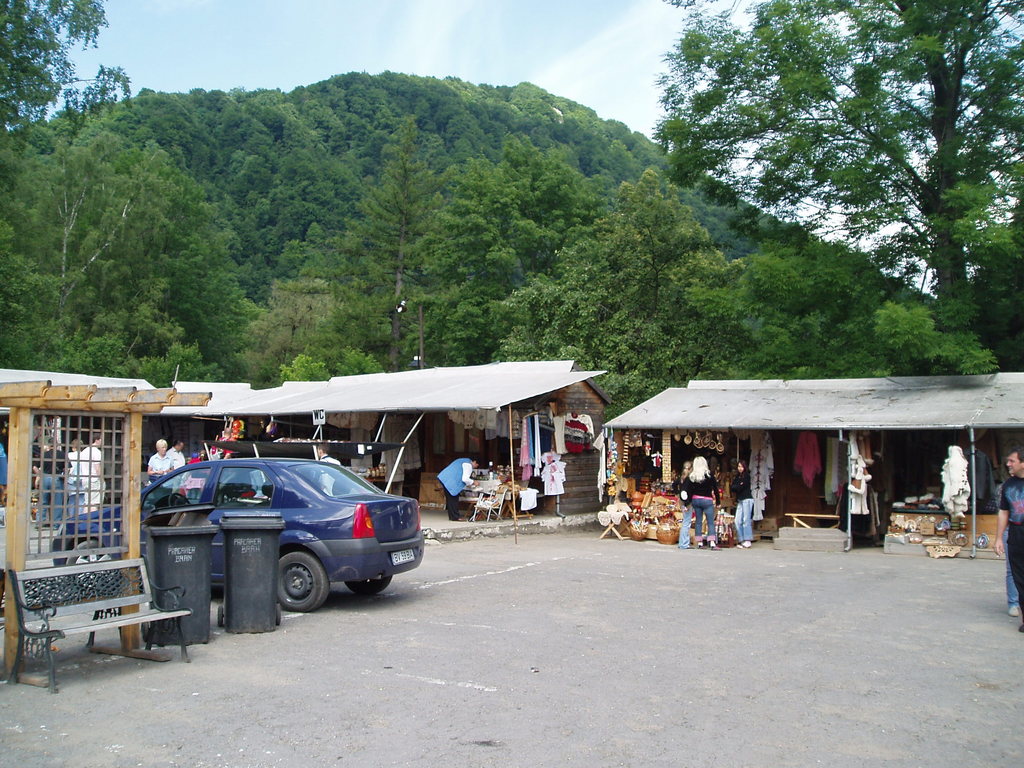 The stalls outside Bran Castle.