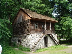 P20067040120	Buildings around Bran Castle.