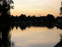 P2006B045878	The Thames at Shepperton Lock.