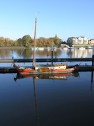 P2006B186131	A boat moored by Wandsworth Park.