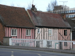 P20071016946	Houses by the bridge over the River Colne in Colchester.