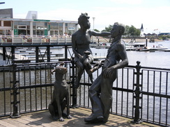 P20077088525	A statue at Cardiff Docks.