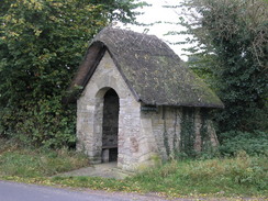 P2007A229653	A thatched bus shelter in Dinton.
