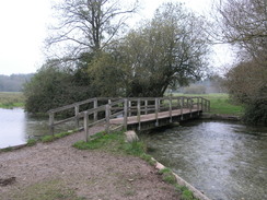 P2007A259738	The bridge over the river at Chilbolton Common.