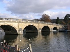 P2007B040362	Looking north to Henley Bridge.