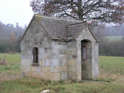 P2007B261495	A stone bus shelter at Wardour.