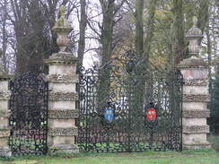 P2007B261568	The gateway leading towards Hatch House.