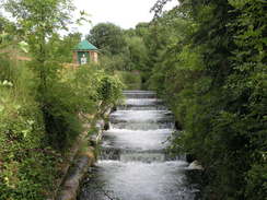 P20087305066	A weir on the Itchen Navigation by the B3335.