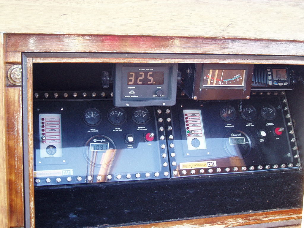 The heading and tiller angle displays.