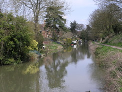 P20104090219	The Kennet and Avon canal in Devizes.