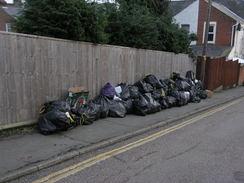 P20111041377	Uncollected rubbish in West Cowes.