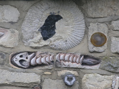 P20112012604	An attractive stone wall in Sturminster Newton.