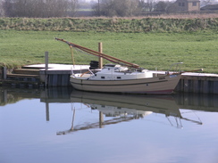 P201120113143106	A boat moored on the river.