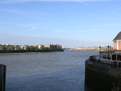 P20115025318	The Thames from the entance to the Limehouse Basin.