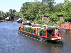 P20115025477	A narrow boat on the canal.