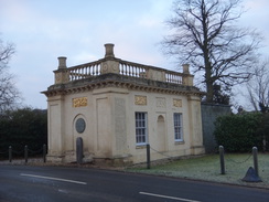 P2018DSC07960	A lodge at the southern end of Stowe Avenue.