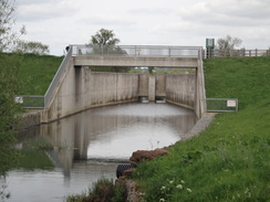 P2018DSC00546	The Cherwell flood defences to the north of Banbury.