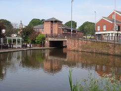 P2018DSC01281	A canal basin in Chester.