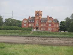 P2018DSC01419	An interesting building on the other side of the river.