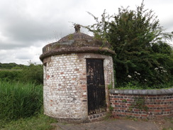 P2018DSC01577	A linksman's hut at Beeston Stone Lock.