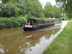 P2018DSC01787	A narrowboat.