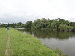 P2018DSC02057	The path beside the Severn.