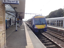 P2018DSC03440	A train at Linlithgow station.