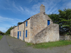 P2018DSC03460	Canalside houses to the west of Linlithgow.