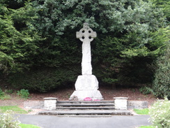 P2018DSC04236	Bowling war memorial.