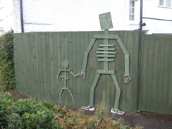 P2018DSC04569	A funny fence in Thringstone.