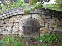 P2018DSC04702	A fairy hole near Ilmningtom church.