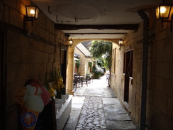 P2018DSC04775	A walkway through a building in Chipping Campden.