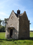 P2018DSC05164	A small building near Bowl Farm.