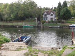 P2018DSC05472	THe ferry across the Avon in Evesham.