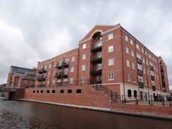 P2018DSC06198	A modernised building beside the canal in Worcester.