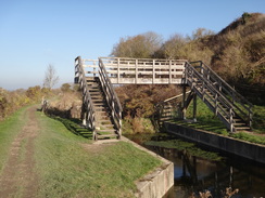 P2018DSC06409	A footbridge over the canal on the way to Drayton Beauchamp.